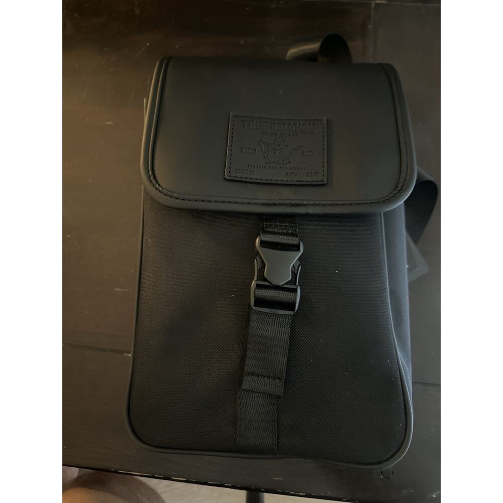 True Religion Black Crossbody Bag w/ Strap, Buckle & Zip MSRP 60$